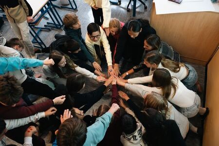 Izolska šola je vključena v projekt, ki poudarja vključevanje. Učenci so ponazorili složnost.