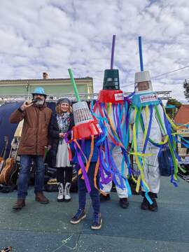 Pripomočki za čiščenje Močo vileda ali prvonagrajena družina. Skrajno levo je DJ Lovro.