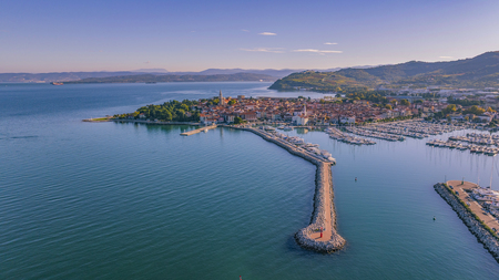 Pogled na Izolo in občinsko pristanišče (Kleva films)