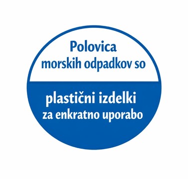 Znak, ki opozarja, da polovico morskih odpadkov predstavljajo plastični izdelki za enkratno uporabo.