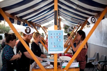 Prostovoljci na stojnicah prodajajo vstopnice, koordinirajo goste, komunicirajo z mediji ...  