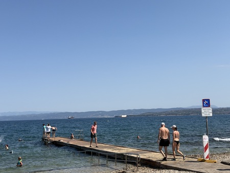 Območje kopalnih voda na Svetilniku danes dopoldne
