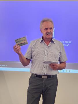 Gorazd Budal kaže razglednico o Rexu.  