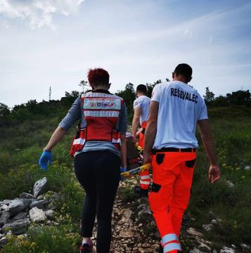 Sodelovanje ekipe prve pomoči in prvih posredovalcev.