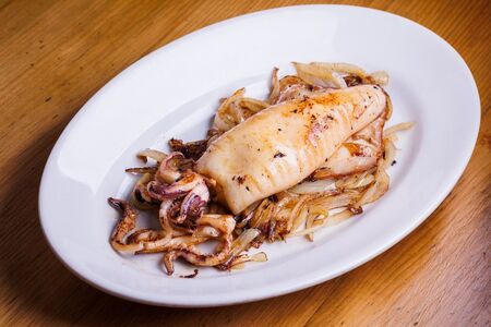 Kalamari na žaru s čebulo (foto Jaka Ivančič)